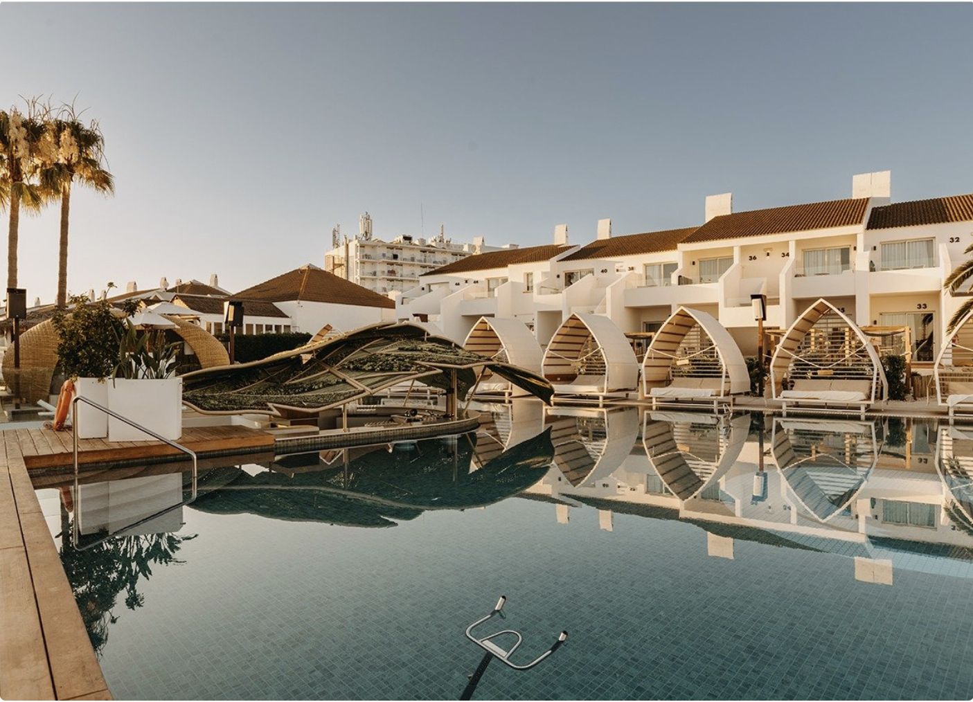 Arena Beach Club — cocoon del DJ y barra de piscina