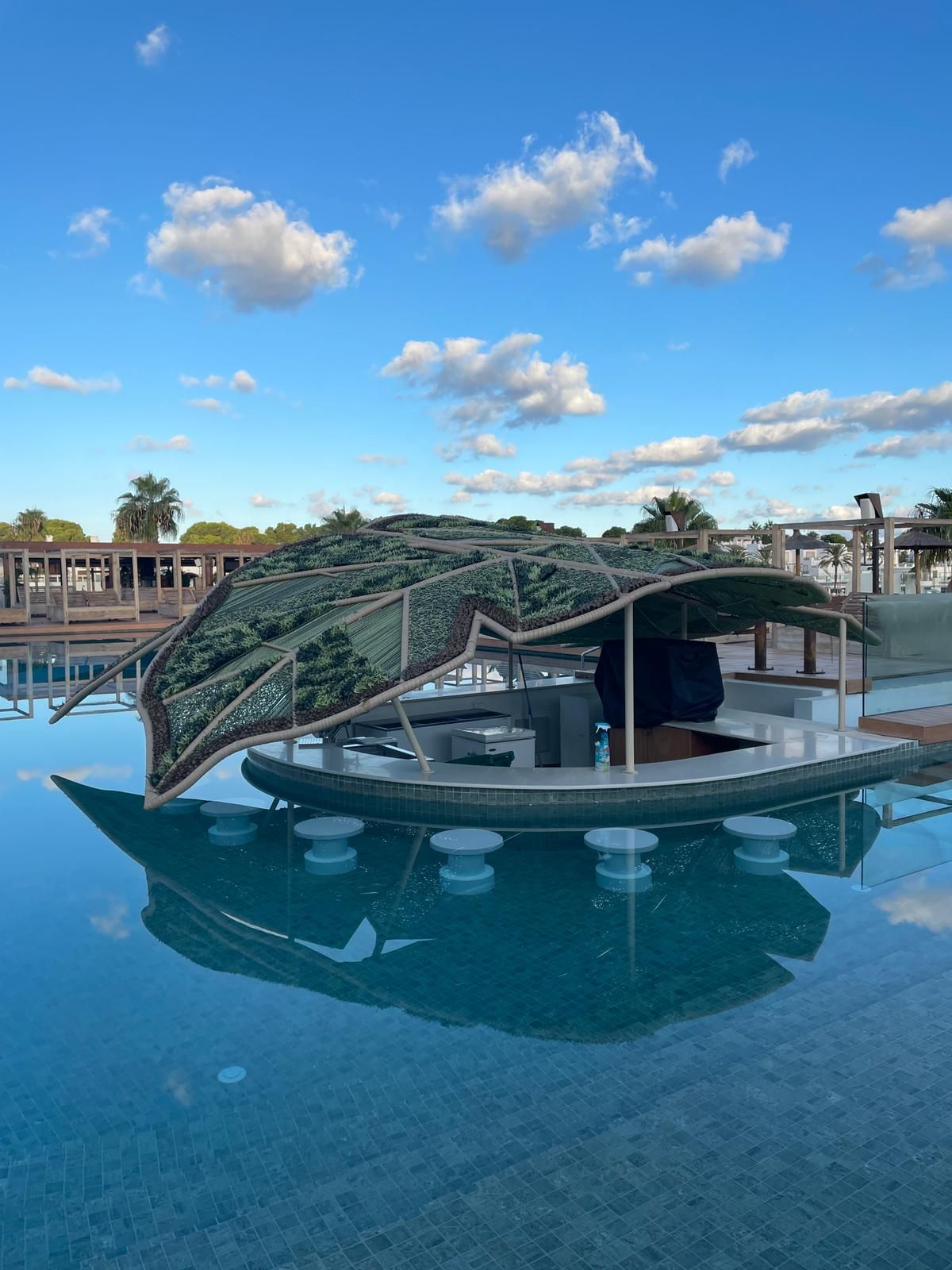 Arena Beach Club — cocoon del DJ en forma de hoja