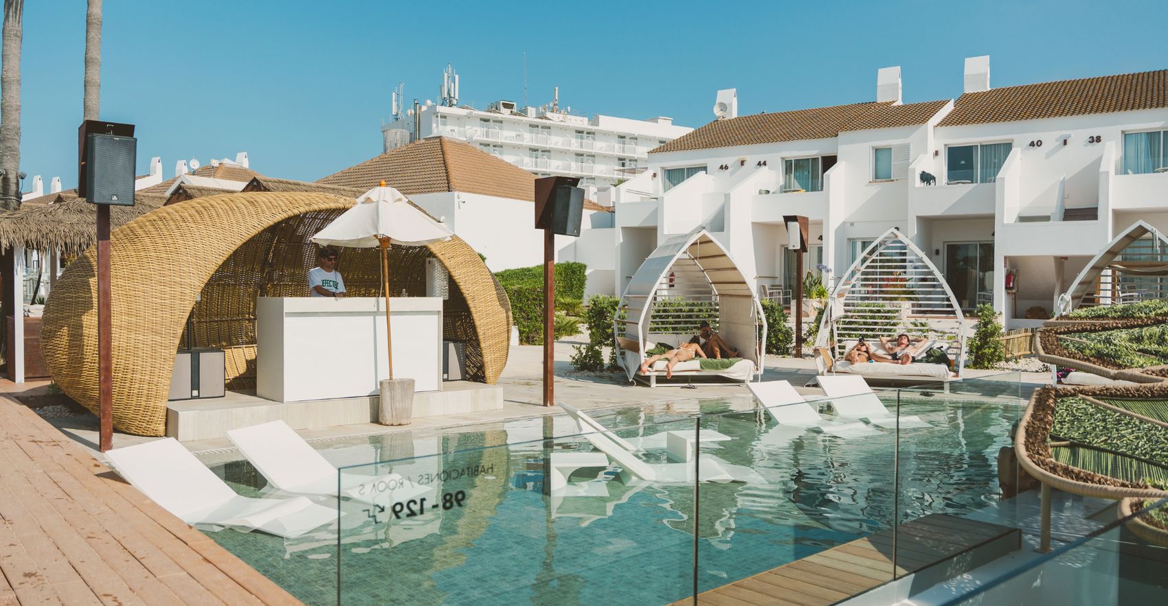 Arena Beach Club — cabañas junto a la piscina