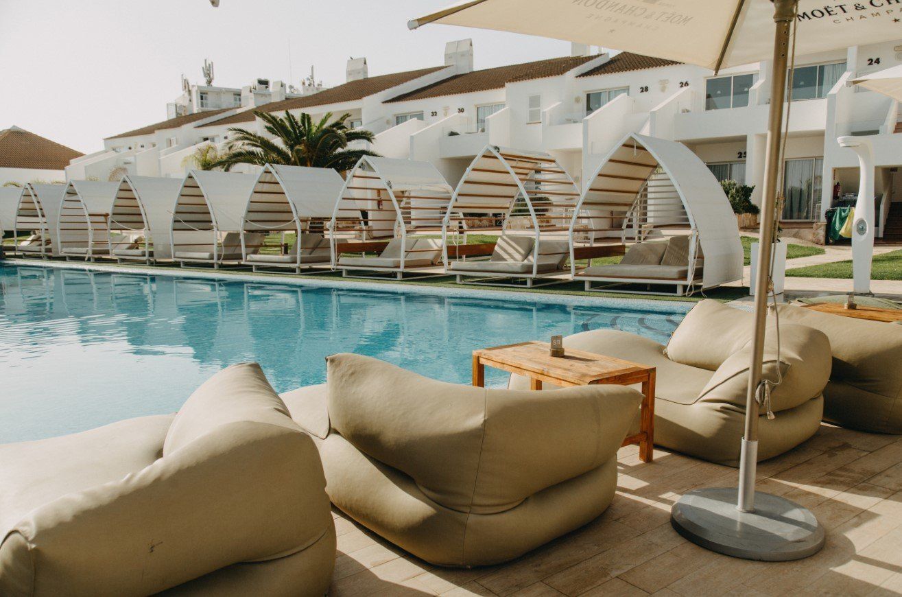 Arena Beach Club — cabañas junto a la piscina