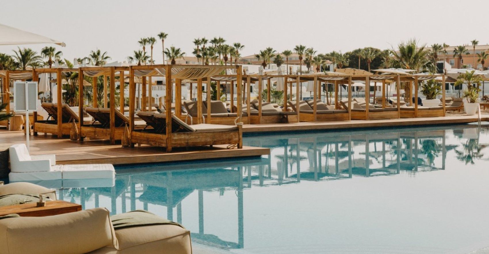 Arena Beach Club — daybeds de madera junto a la piscina