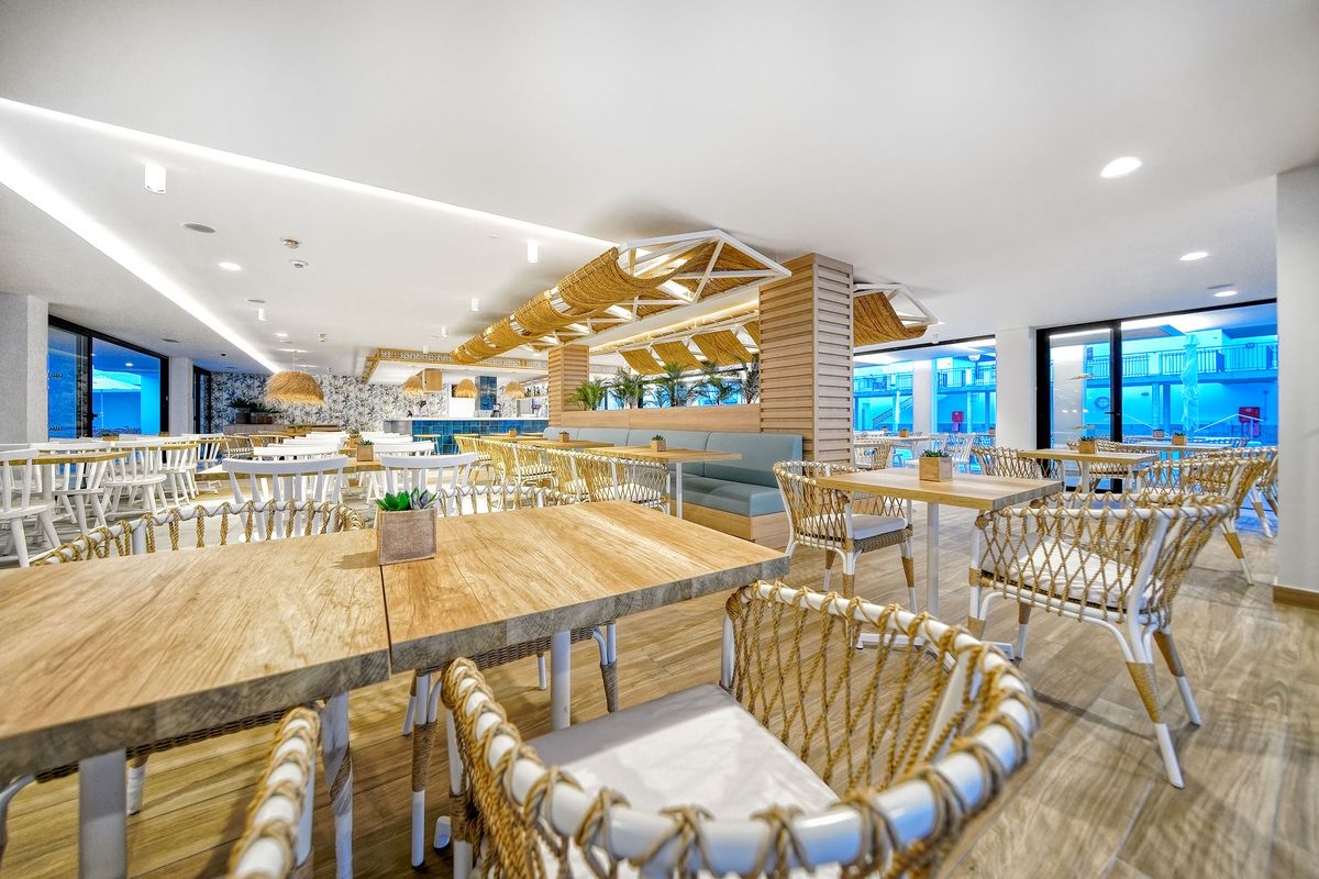 Broncemar Beach Suites Hotel — comedor interior junto a la barra