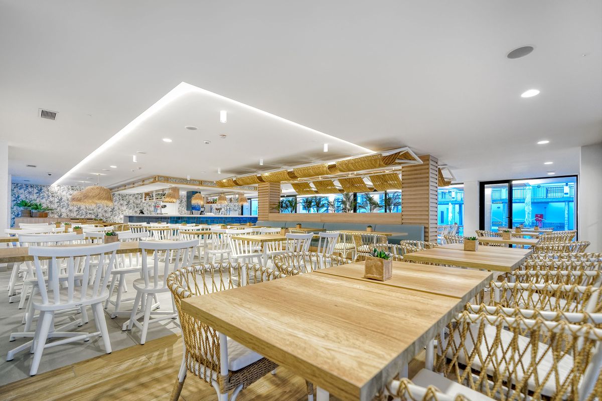 Broncemar Beach Suites Hotel — zona de mesas y sillas de cuerda trenzada