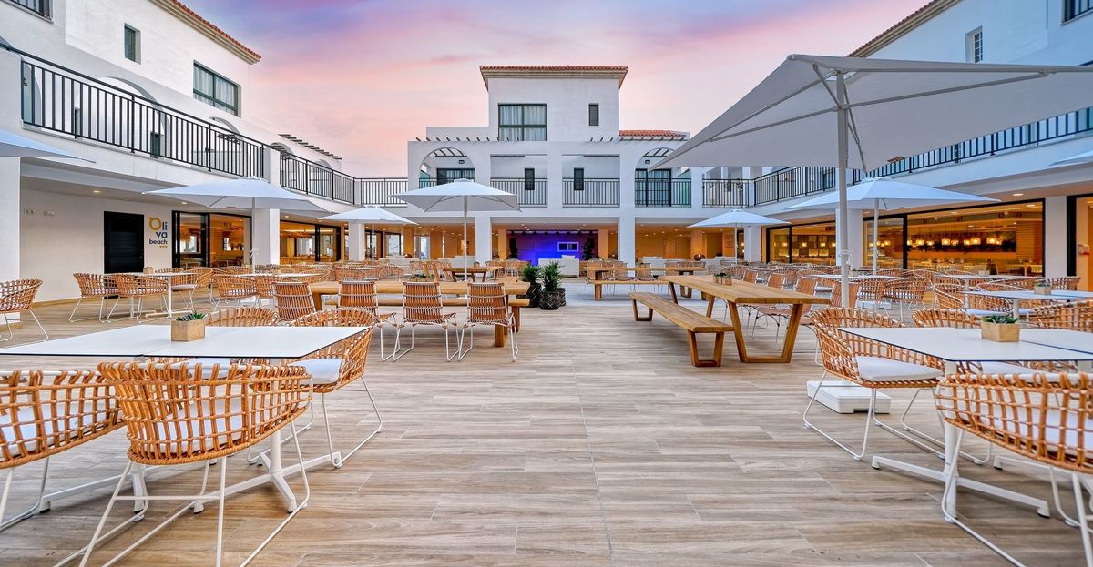 Broncemar Beach Suites Hotel — terraza exterior al atardecer