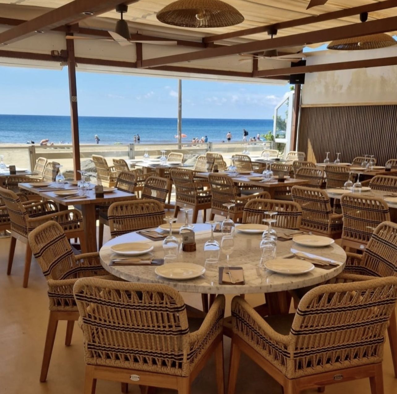 El Senador — terraza frente a la playa