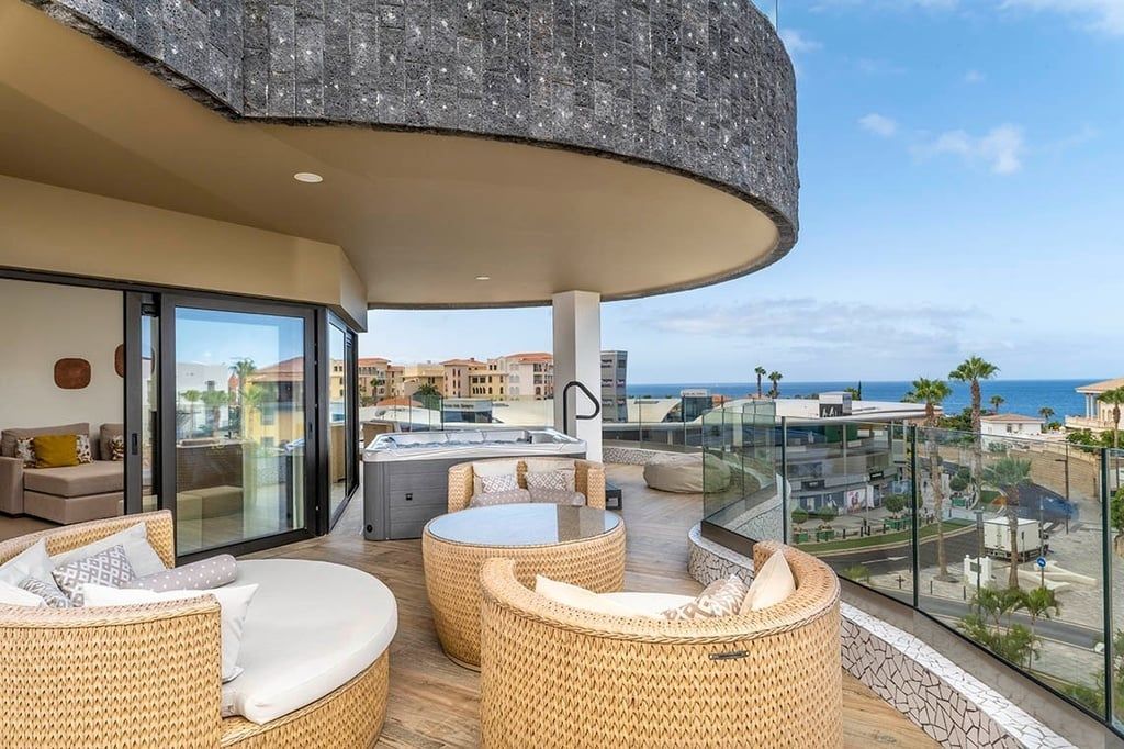 GF Victoria — terraza con jacuzzi privado