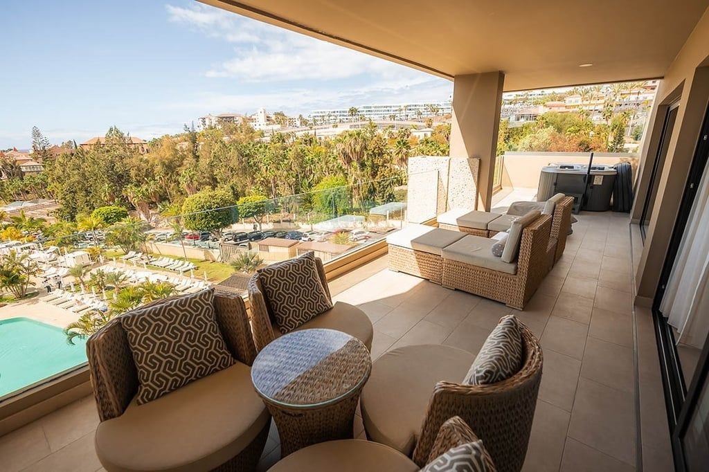 GF Victoria — terraza con vistas a la piscina