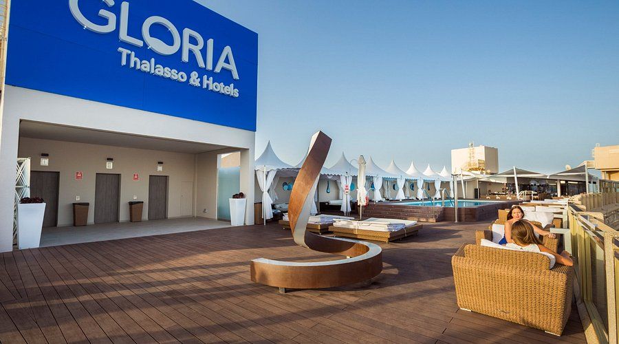 Gloria Palace San Agustín — terraza chill-out junto a la piscina