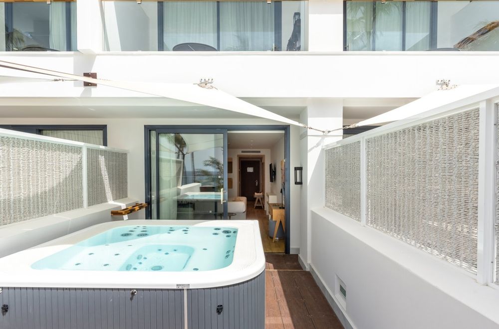 Hotel Fariones — terraza con jacuzzi y separadores Viro