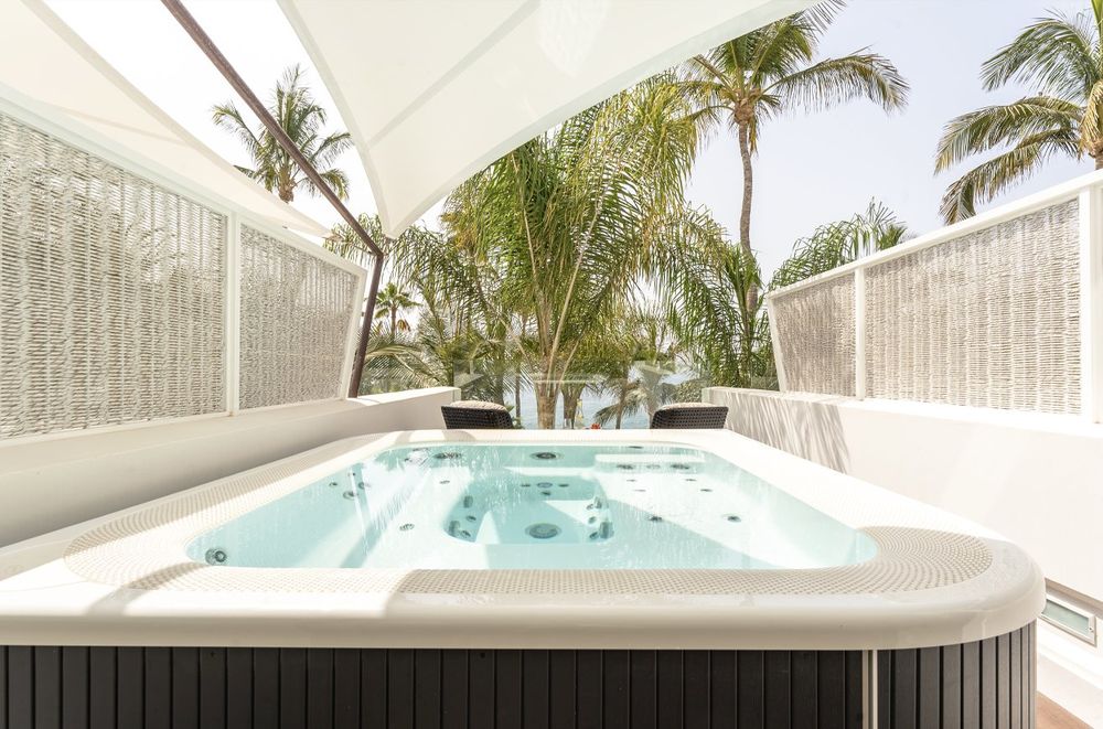 Hotel Fariones — jacuzzi con vistas al mar