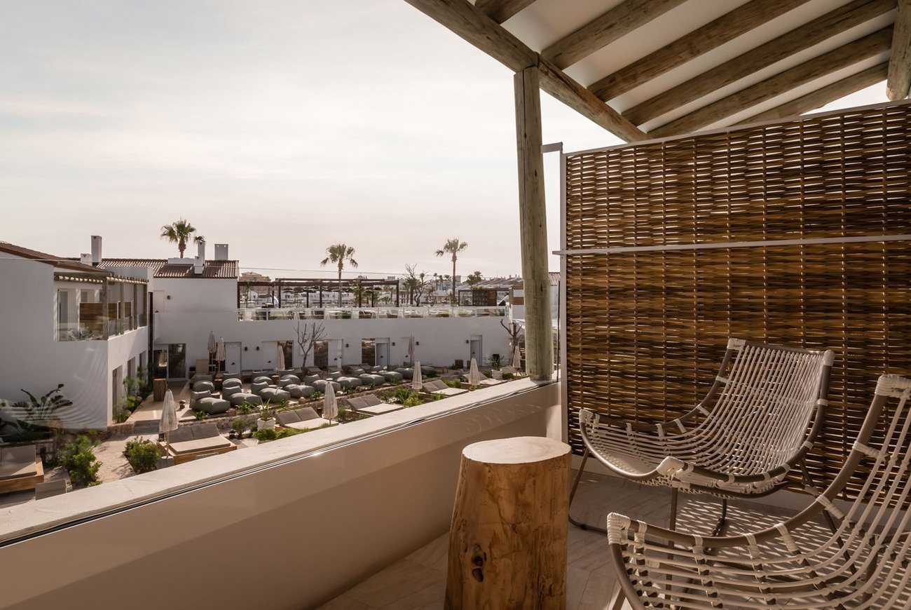 Suites del Lago — terraza con vistas a la piscina