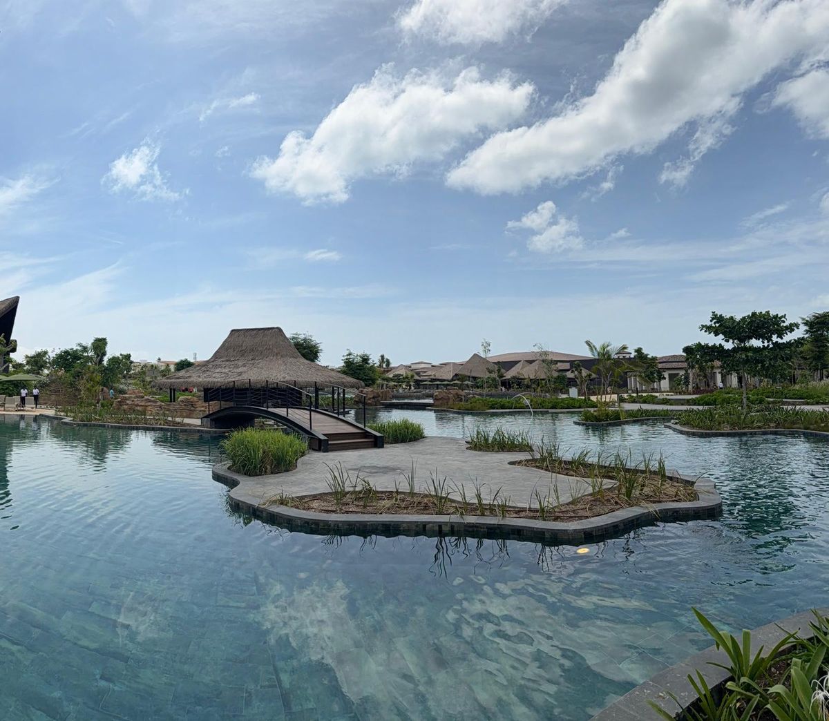 Lopesan Caoba Lagoon — lagunas y pérgola de thatch
