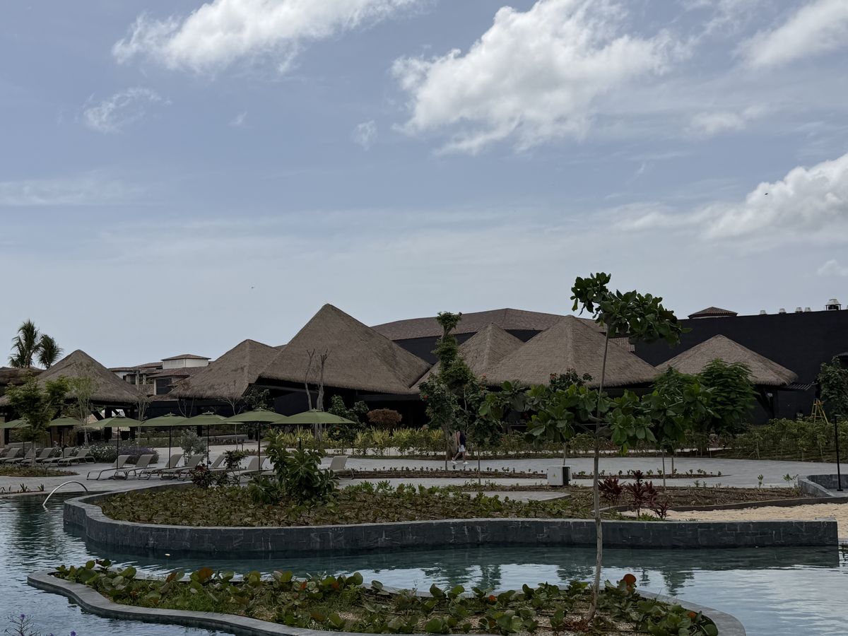 Lopesan Caoba Lagoon — zonas exteriores con thatch