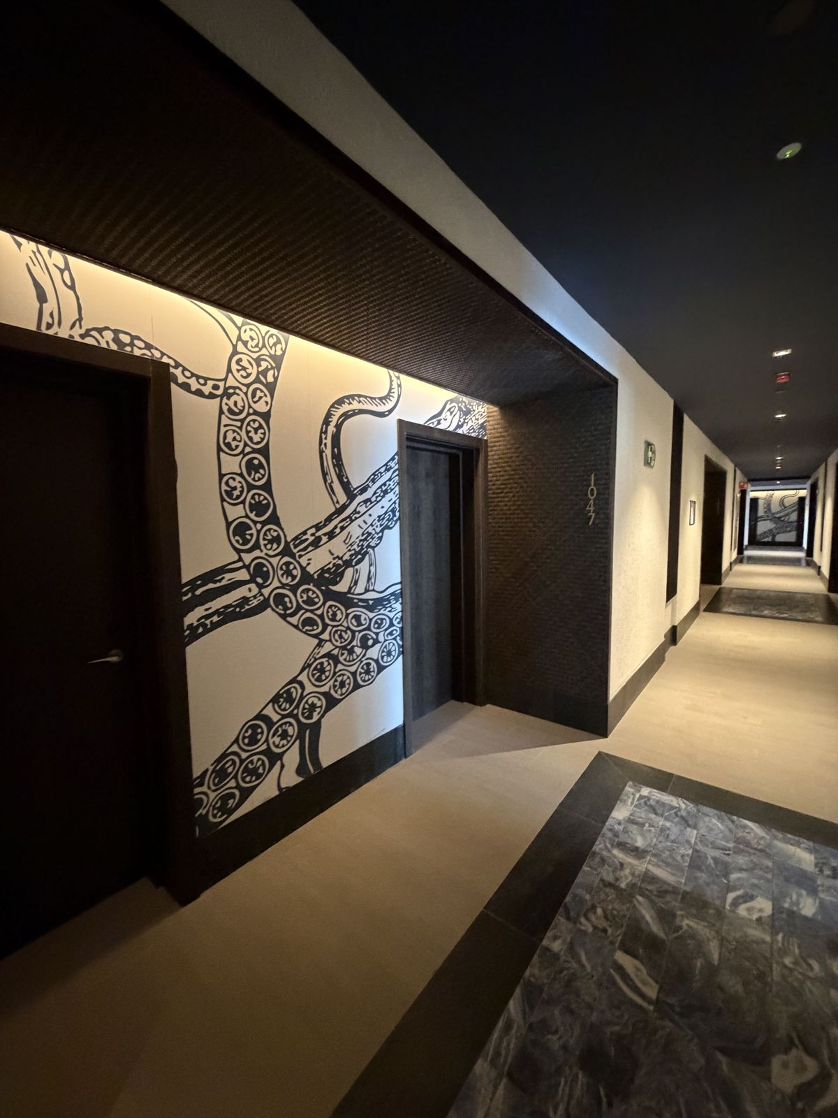 Lopesan Caoba Lagoon — surface en pasillo de habitaciones