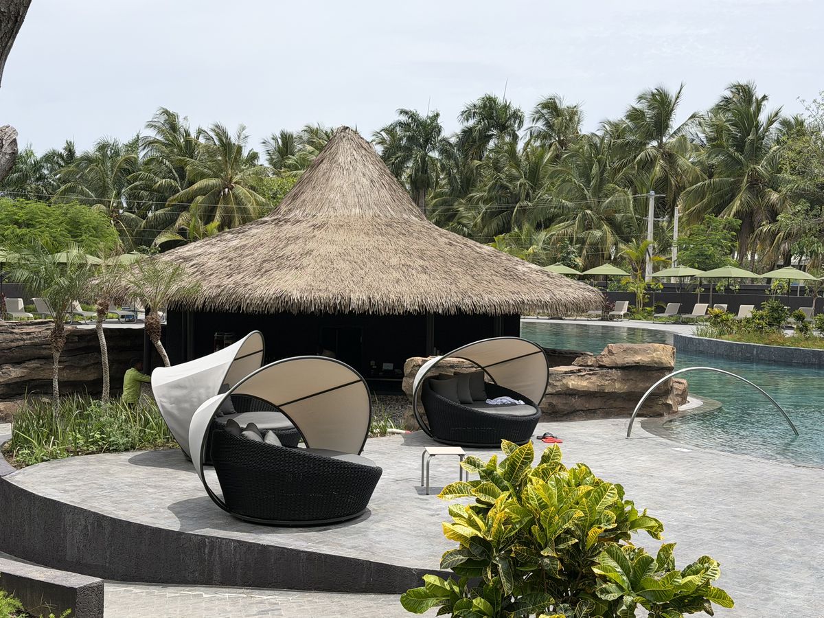 Lopesan Caoba Lagoon — camas balinesas junto a la piscina