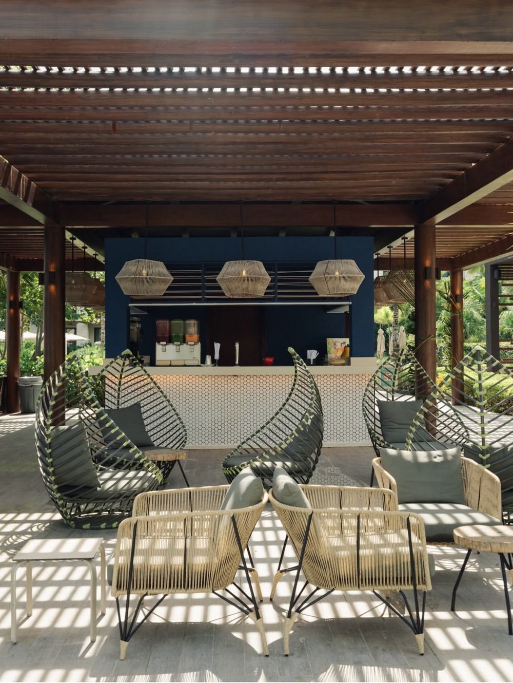 Lopesan Costa Bávaro — sillones de fibra bajo pérgola