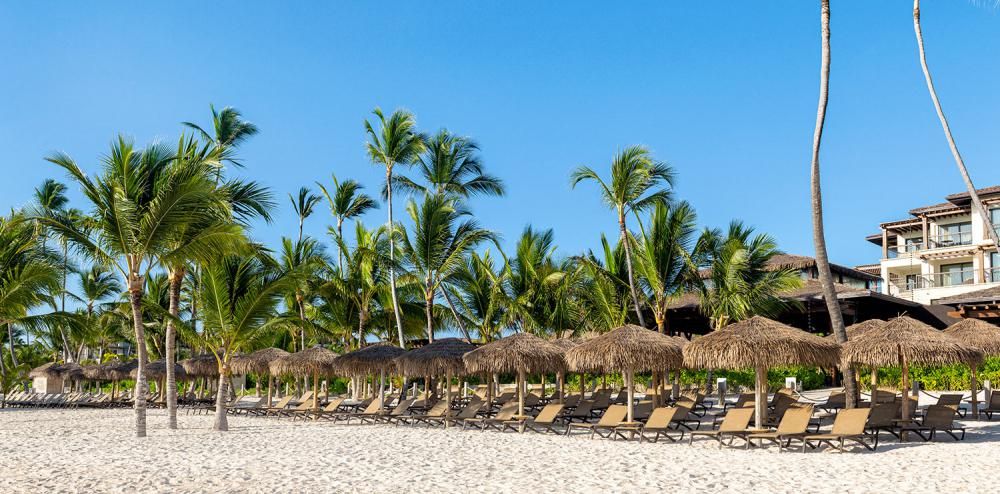 Lopesan Costa Bávaro — playa con sombrillas de techo Viro