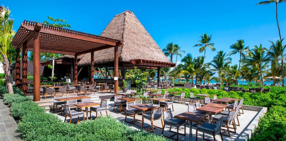 Lopesan Costa Bávaro — pérgola con techo de fibra