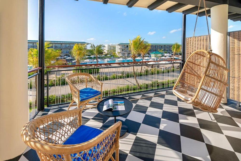 Ocean el Faro — terraza junto a la piscina