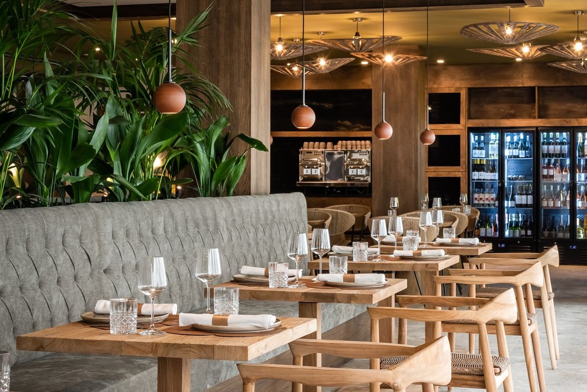 Foc Eco Brasserie — comedor interior junto a la barra de vinos