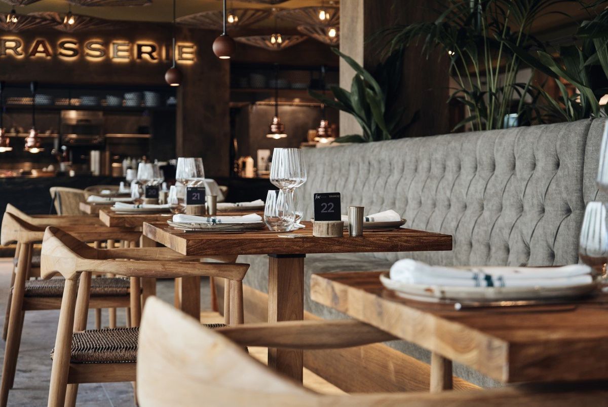 Foc Eco Brasserie — mesas y sillas en el comedor