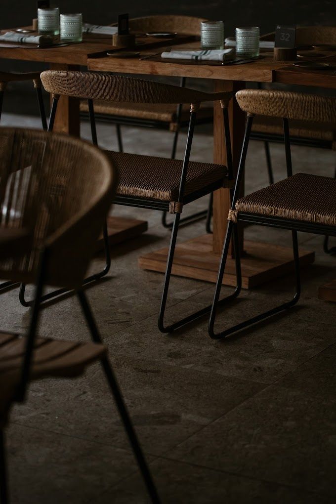 Foc Eco Brasserie — detalle de sillas de cuerda trenzada
