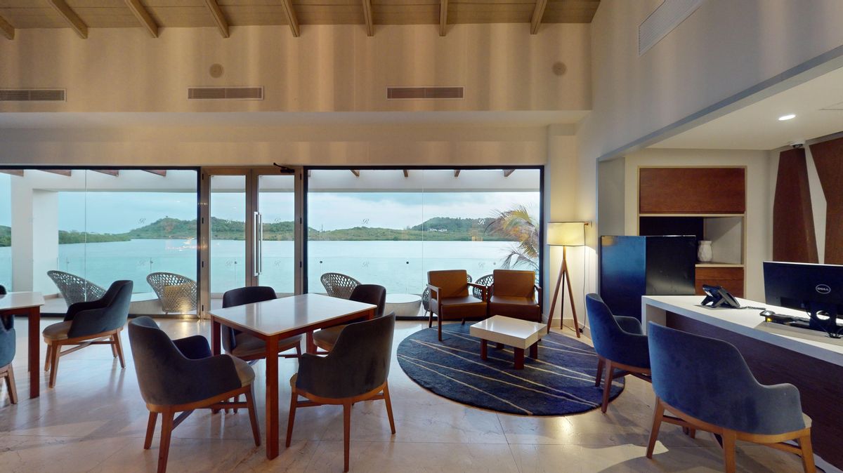 Royalton Suites Chic Cancún — sala junto a la laguna
