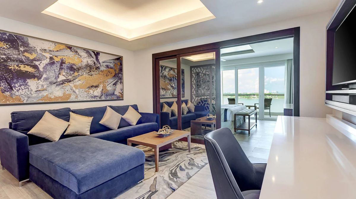 Royalton Suites Chic Cancún — sala de estar de la suite