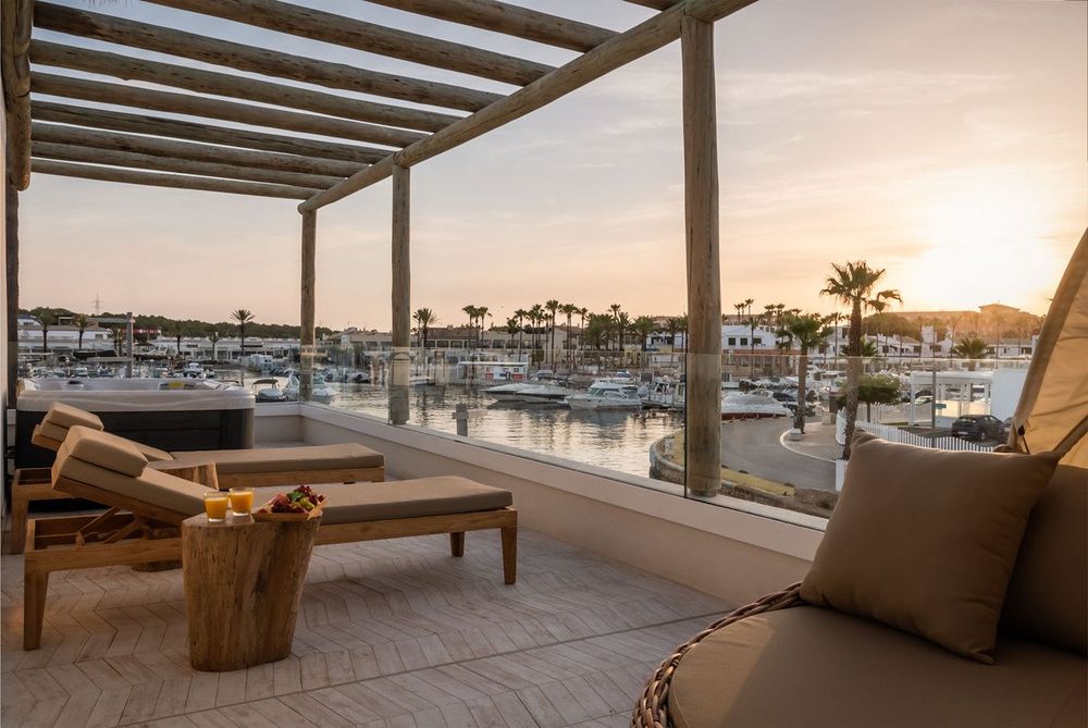 Suites del Lago — terraza con vistas al puerto